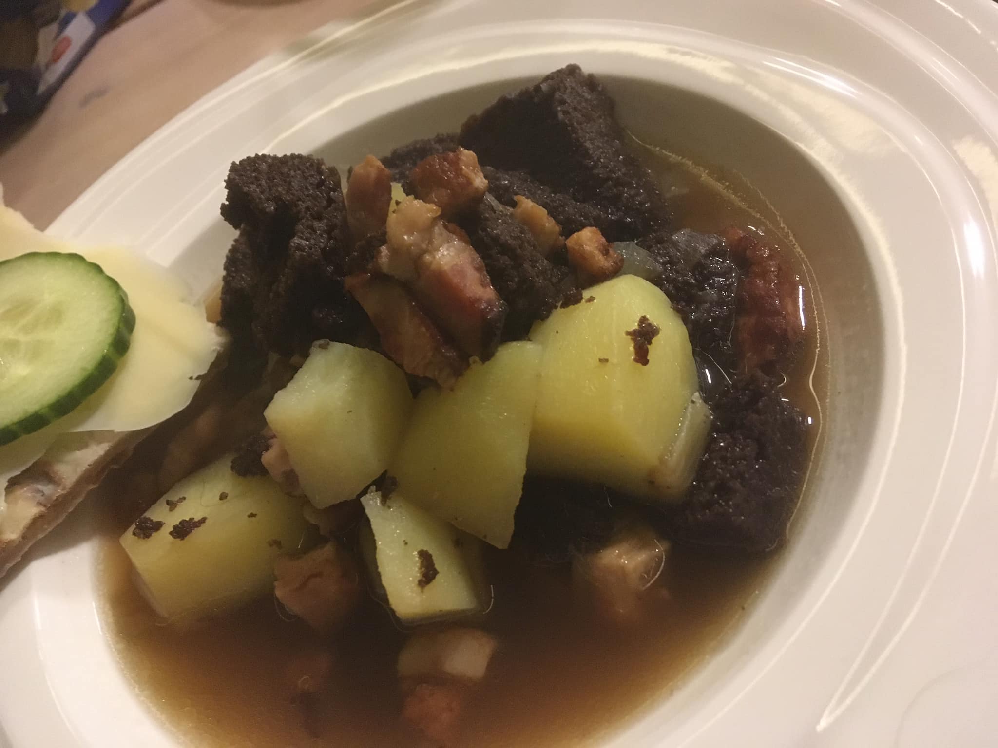 Rössypottulounas kirkolla