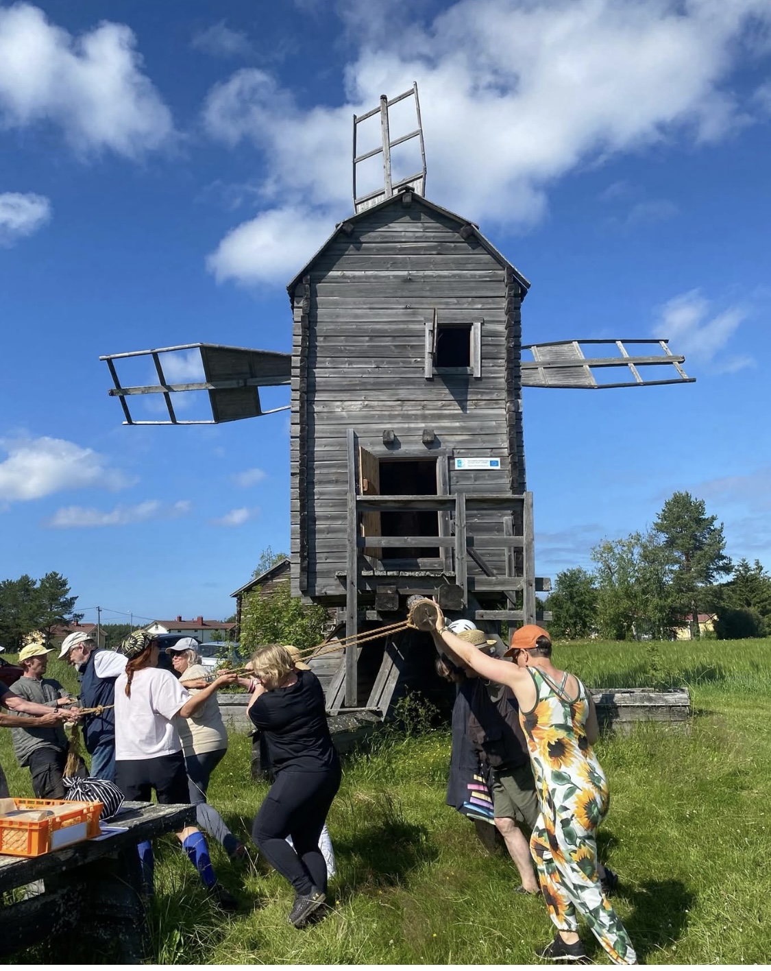 Hyvän Tuulen myllynkääntö ja heinäntekoa